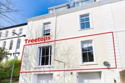 Treetops - Characterful flat with parking, close to beach