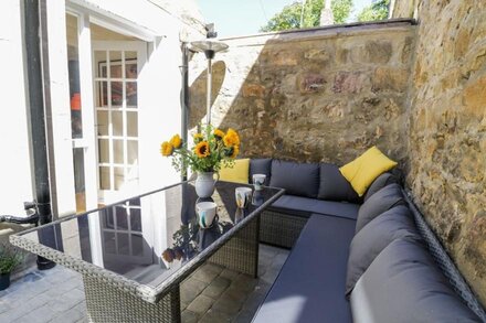 LABURNUM COTTAGE, pet friendly, luxury holiday cottage in Alnwick