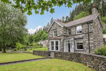 CRAIGSIDE, pet friendly, character holiday cottage in Betws-Y-Coed