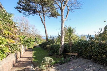 CASTLE COVE VIEW, pet friendly, with a garden in Castle Cove