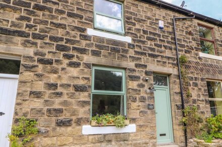 CRAGSIDE COTTAGE, character holiday cottage in Hebden Bridge