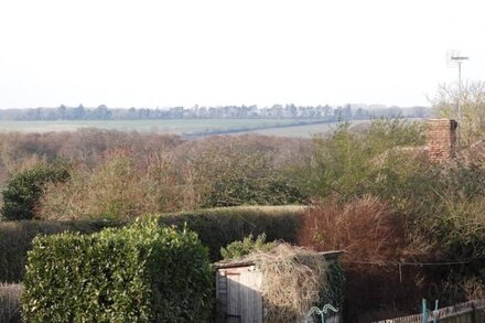 Charming Kintbury Cottage with lovely open fire-place & home cinema