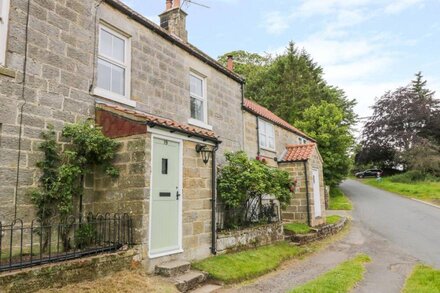 PHEASANT COTTAGE, character holiday cottage, with open fire in Danby