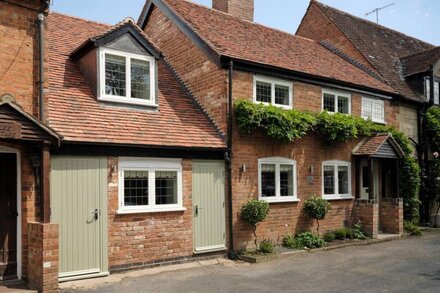 67 BRIDGE END, pet friendly, luxury holiday cottage in Warwick