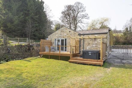 Luxury Couples Cottage with Hot tub