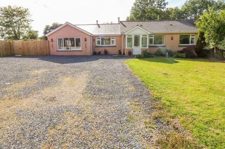 1 HOMECROFT BUNGALOWS, pet friendly, with open fire in Saundersfoot