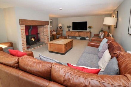 HALL FARM, pet friendly, luxury holiday cottage, with pool in Lincoln