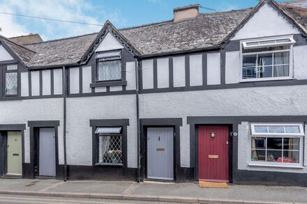 21 CHURCH STREET, pet friendly, country holiday cottage in Llangollen