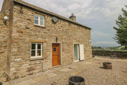 THE ASPENS, pet friendly, with hot tub in Middleton-In-Teesdale