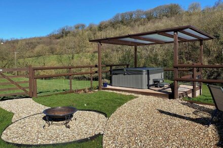 CROOKE BARN, pet friendly, with hot tub in Tiverton