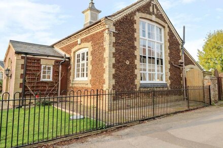 THE OLD SCHOOL, pet friendly, with open fire in Downham Market