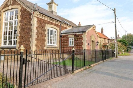 THE OLD SCHOOL, pet friendly, with open fire in Downham Market