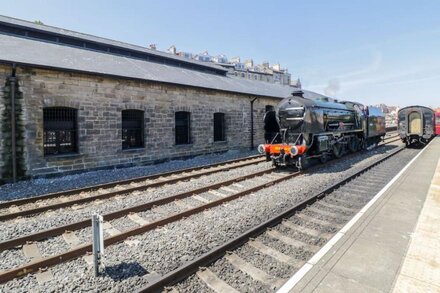 SIR NIGEL GRESLEY @ ENGINE SHED, family friendly in Whitby