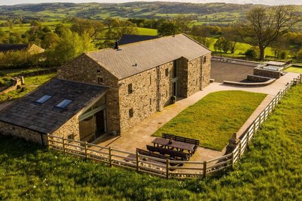 HIGH VIEW BARN, family friendly, luxury holiday cottage in Sedbergh