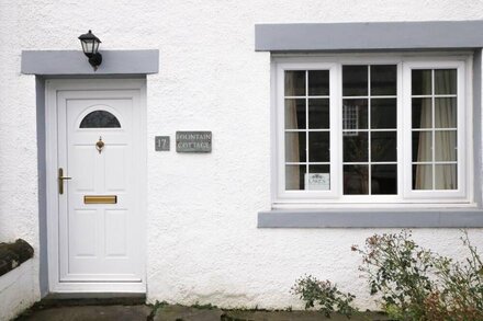 FOUNTAIN COTTAGE, pet friendly, character holiday cottage in Keswick