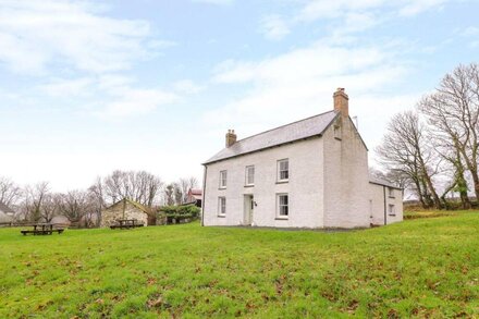 LLWYNCADFOR FARM, pet friendly, with open fire in Newcastle Emlyn