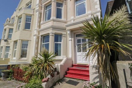 GWEL Y MOR, character holiday cottage, with a garden in Llandudno