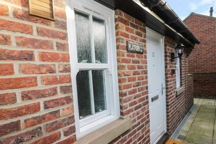 PLATFORM 12, country holiday cottage, with a garden in Whitby