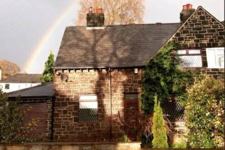 Lovely house in Leeds with gardens