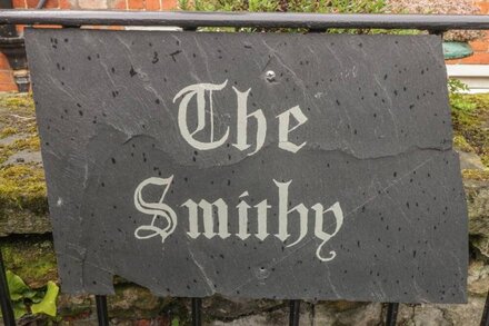 THE SMITHY, family friendly, with a garden in Kirkbymoorside