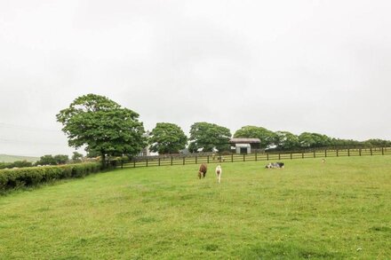 ADWY'R DDÔL, family friendly, with hot tub in Llanfechell