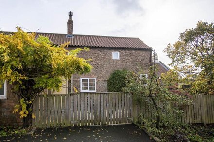 This quaint cottage is in easy walking distance of Malton's wonderful town centre and is well placed