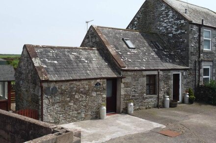 THE DAIRY BOTHY, pet friendly, with a garden in Gatehouse Of Fleet