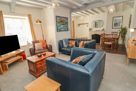 WOOLLEY LODGE, pet friendly, character holiday cottage in Wooler