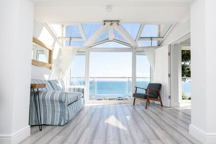 Stunning house sleeping 14 overlooking Looe Bay