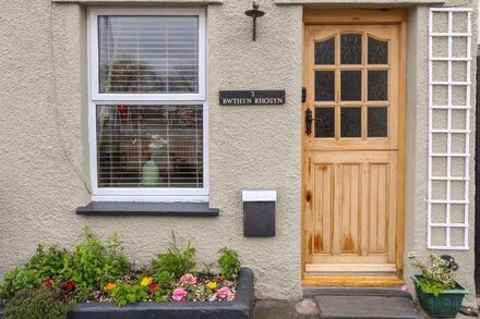 ROSE COTTAGE, pet friendly, country holiday cottage in Porthmadog