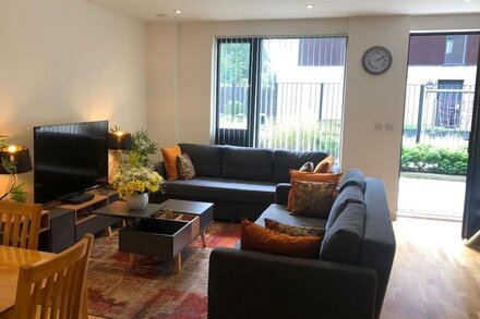 Modern & Spacious Ground Floor 2 Bed/ 2 Bath Apartment