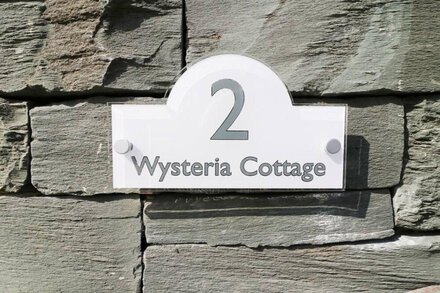 WYSTERIA COTTAGE, family friendly, with open fire in Windermere