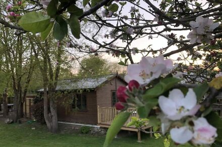 Cosy lodge with an outdoor bath on the Isle of Wight.