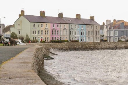 BANADLEN LODGE, pet friendly, with a garden in Benllech