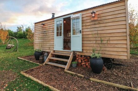 HERBIE'S SHEPHERDS HUT, character holiday cottage in Redmile