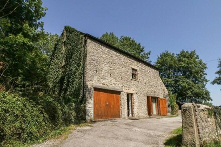 THE BARN AT SMALLDALE HALL, pet friendly, with a garden in Bradwell