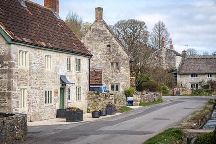 ENDERLEY, pet friendly, character holiday cottage in Salisbury