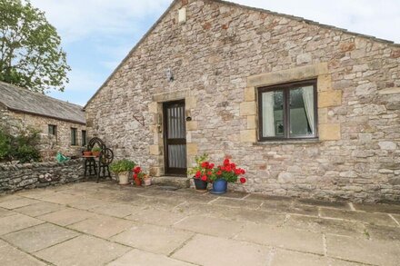 POND END COTTAGE, family friendly, with a garden in Newby