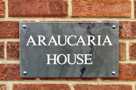 ARAUCARIA HOUSE, pet friendly, with a garden in Whitby