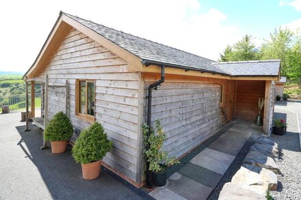 THE LARCHES, family friendly, with hot tub in Llanidloes