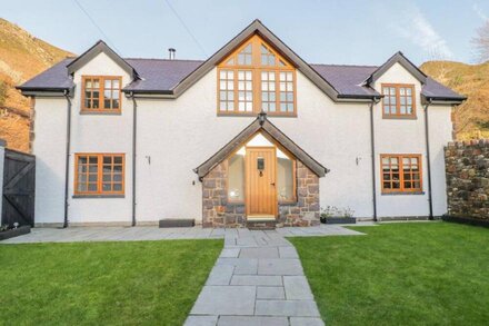 BWTHYN CARREGWEN, pet friendly, with open fire in Dwygyfylchi