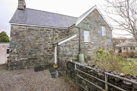 GLYN MORFA, pet friendly, character holiday cottage in Harlech