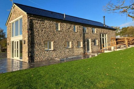 LLYN NODDFA, pet friendly, luxury holiday cottage in Llandeilo