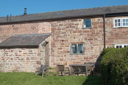 3 bedroomed 250yr old barn private hot tub swimming pool