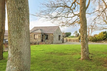 TREM Y WYDDFA, family friendly, character holiday cottage in Gaerwen