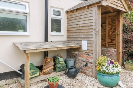 WILLOW LODGE, pet friendly, character holiday cottage in South Cave