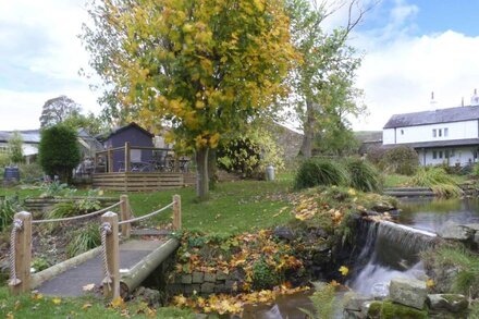 SAETR COTTAGE, pet friendly, with open fire in Bolton-By-Bowland