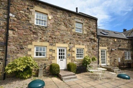 NO9 BUDLE SANDS, pet friendly, with open fire in Bamburgh