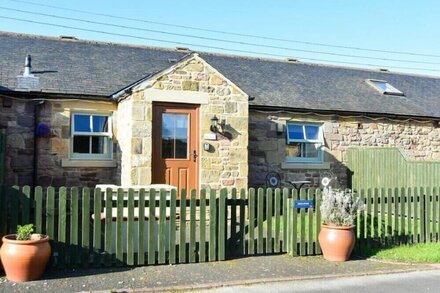 DUNLIN COTTAGE - LUCKER STEADINGS, pet friendly in Lucker