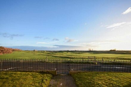 MARINERS HOUSE, pet friendly, country holiday cottage in Alnmouth